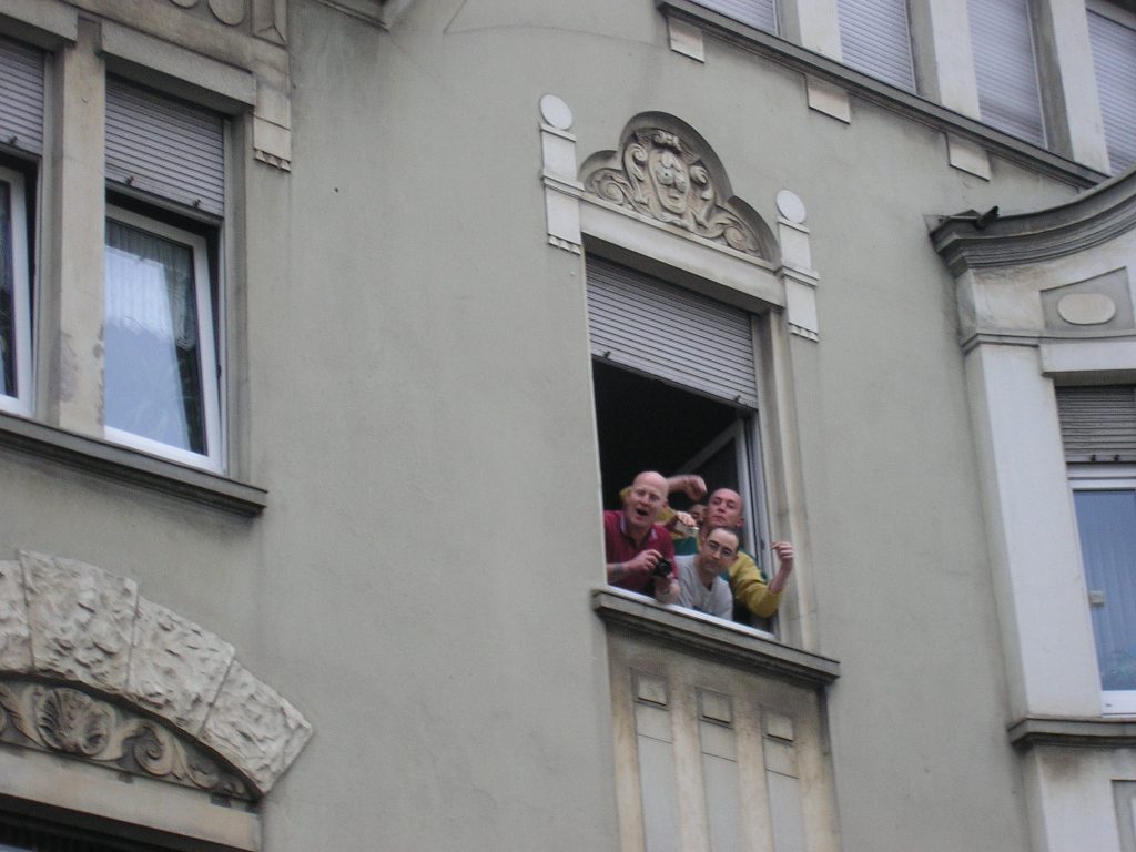 Neonazi-Provokationen am Rand einer antirassistischen Demo in Witten. Im Januar 2006.