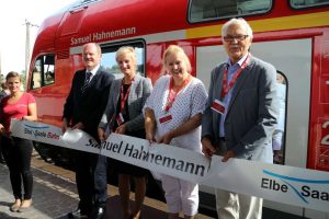 Gemeinsam gegen die Wissenschaft (v.l.n.r.): Thomas Webel, Minister für Landesentwicklung und Verkehr des Landes Sachsen-Anhalt, Henriette Hahn, Leiterin des Marktgebietes Sachsen-Anhalt bei DB Regio Südost, Monika Kölsch, Vorsitzende des Deutschen Zentralverein homöopathischer Ärzte, und Dr. Werner Sobetzko, Vorsitzender des Stadtrates der Bach-Stadt Köthen (Foto: Deutsche Bahn)