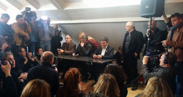 Gérard Biard (Links) auf der Pressekonferenz zu dem Anschlag auf Charlie Hebdo Foto: Camille Gévaudan Lizenz: (CC BY-SA 4.0 