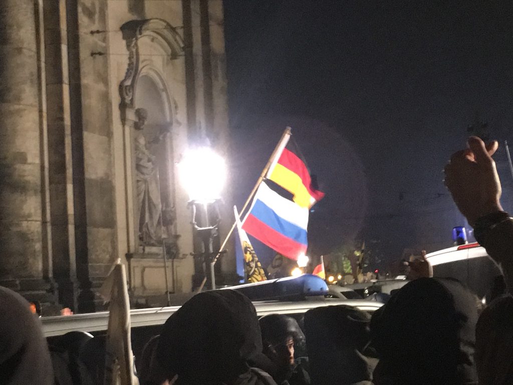 Eine bekannte Kombi bei PEGIDA. (Foto: @diaphanoskopie)