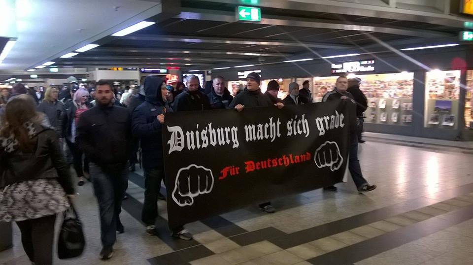 Daumen raus: Pegida-Hools im Duisburger HBF. Bild: BgDZ