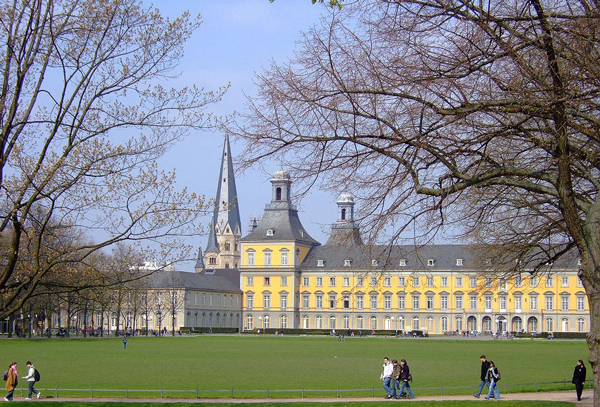 „Bonn Hofgarten“ von Hans Weingartz - Übertragen aus de.wikipedia nach Commons., description page was here. File versions on de.wikipedia:2006-12-16 17:26:39 Leonce49 1276 x 866 (1.195.967 Bytes) (Hofgarten (Bonn)). Lizenziert unter CC BY-SA 2.0 de 