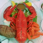 Was gibt´s Weihnachten bei Wagenknechts? („Lobster meal“ von Hartmut Inerle - created by Hartmut Inerle. Lizenziert unter CC BY-SA 3.0 über Wikimedia Commons - https://commons.wikimedia.org/wiki/File:Lobster_meal.jpg#/media/File:Lobster_meal.jpg)