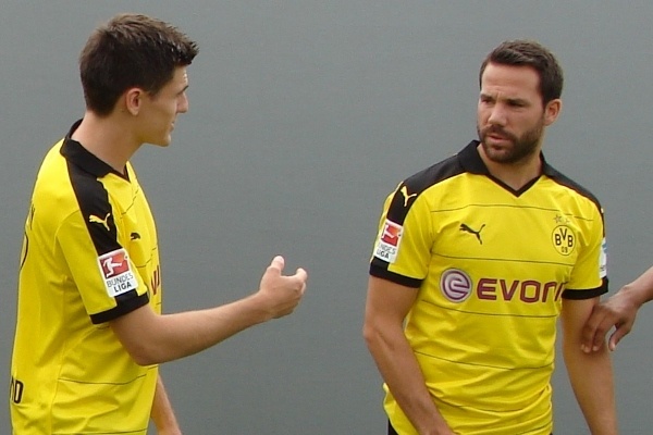 Jonas Hofmann (li.) kann sich jetzt von seinen alten Teamkollegen aus Dortmund verabschieden. Foto: Robin Patzwaldt