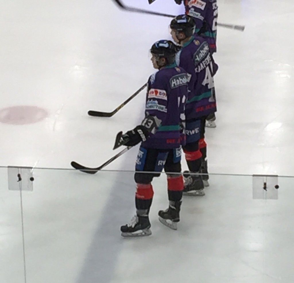 Die Nummer 13 der Essener Moskitos. Leonhard Niederberger, 19jähriges Eishockeytalent aus den Reihen der Düsseldorfer EG. Zeigt sein Können sonst in der DEL und DEL2. (Foto: Simon Ilger)