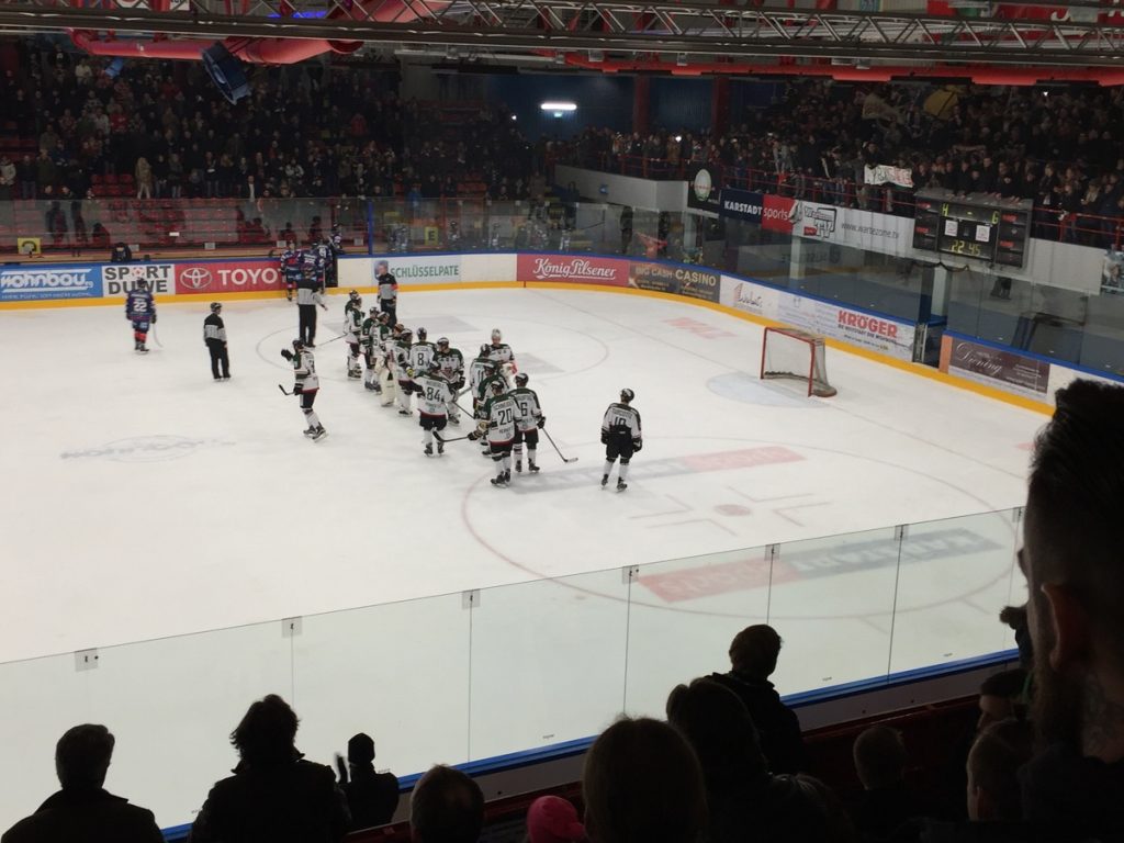 Feiern Siege und betrauern Niederlagen seit dieser Saison unter dem Dach des DEB: der Herner EV und die Moskitos aus Essen. (Foto: Simon Ilger)