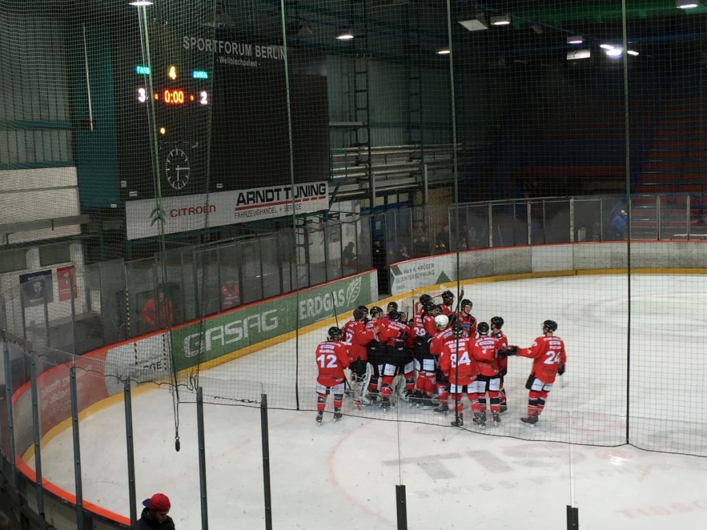 Es sind zwar nicht mehr die Eisbären, aber im altehrwürdigen Wellblechpalast in Ostberlin wird weiterhin Eishockey gespielt. Foto: Simon Ilger