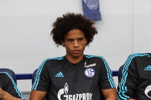 Leroy Sané ist aktuell unglaublich begehrt. Quelle: Wikipedia, Foto: Thomas Rodenbücher, Lizenz: CC BY 2.0