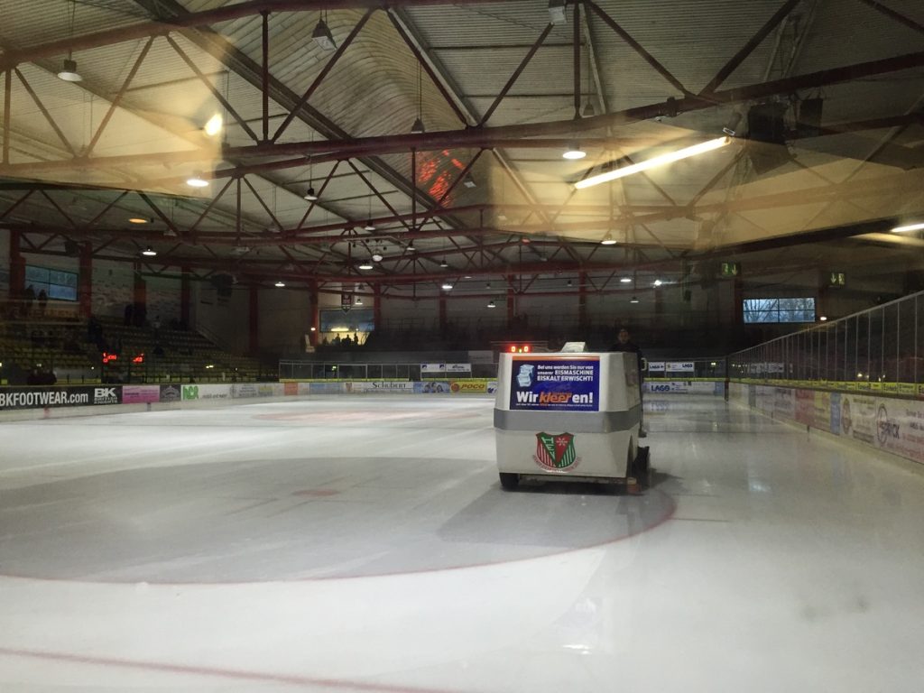 Die Herne Gysenberghalle. Gestern Schauplatz dessen, was das Ruhrgebietseishockey aktuell zu bieten hat. (Foto: Simon Ilger)