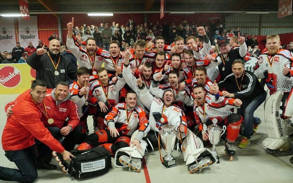 Die Rockets aus Essen feiern den Meistertitel im Skaterhockey. Viele Leistungsträger des Teams spielen hauptberuflich Eishockey. (Foto: Michael Gohl)