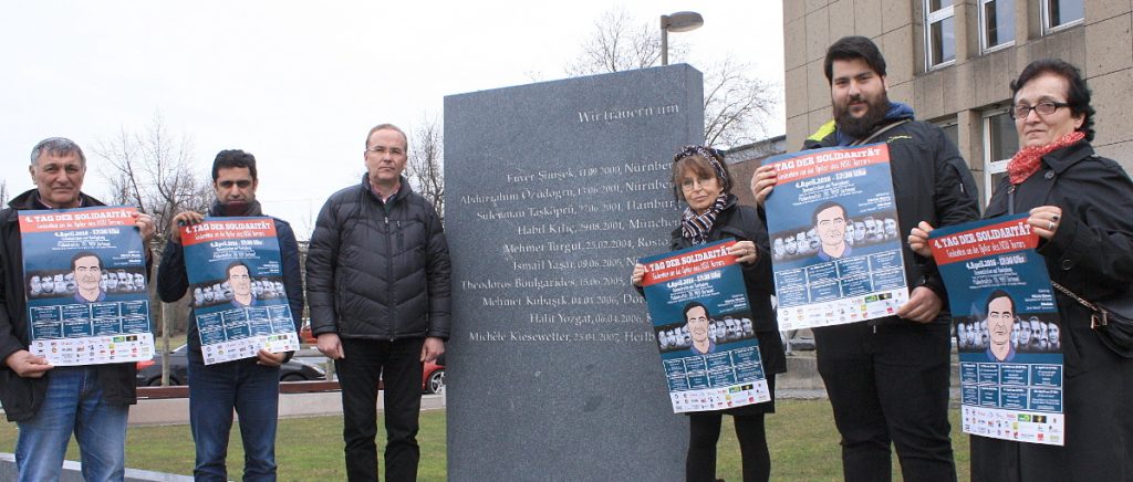 VertreterInnen von Organisationen mit Plakaten "Tag der Solidarität" vor dem NSU-Mahnmal am Dortmunder Hauptbahnhof.