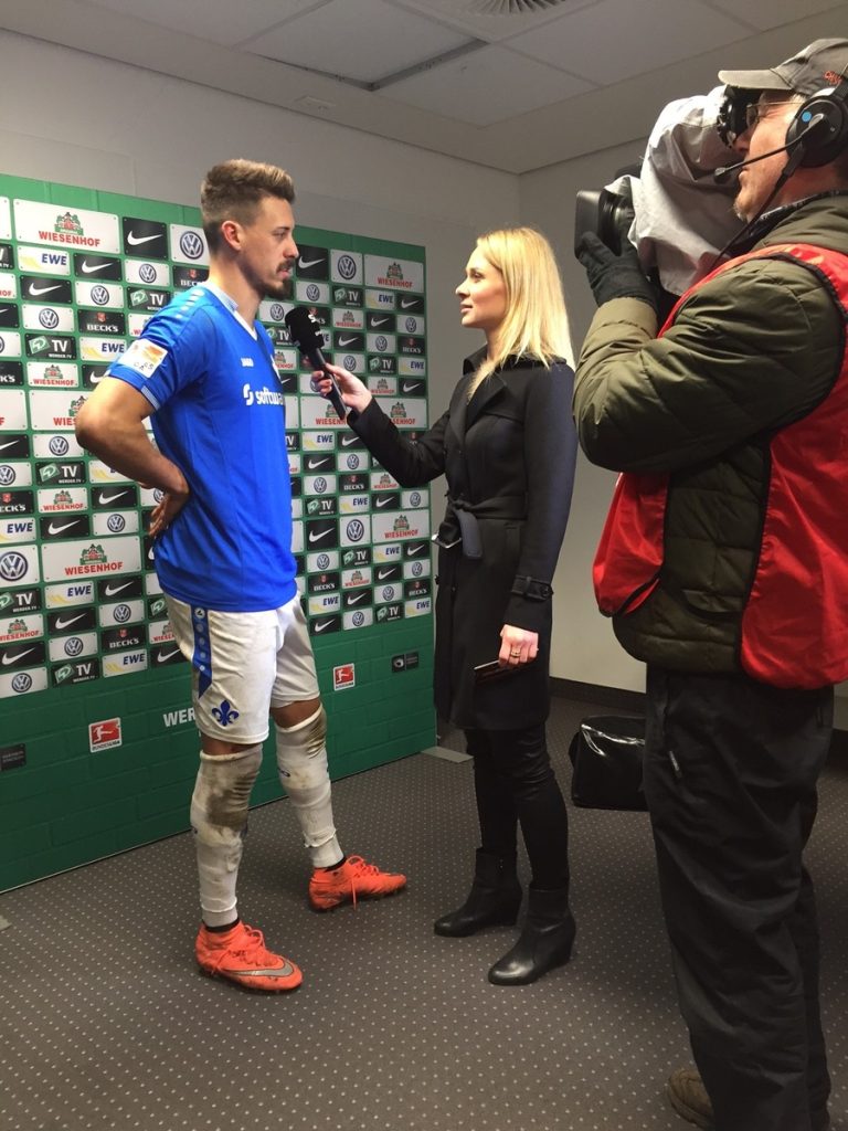 Britta Hofmann interviewt Darmstadts Sandro Wagner.