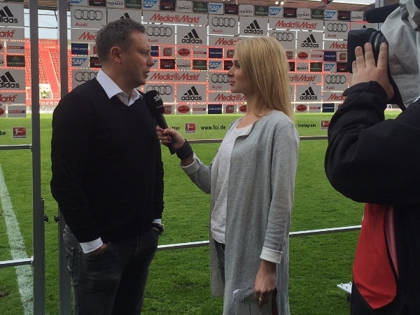 Britta Hofmann interviewt Schalke-Trainer Andre Breitenreiter.