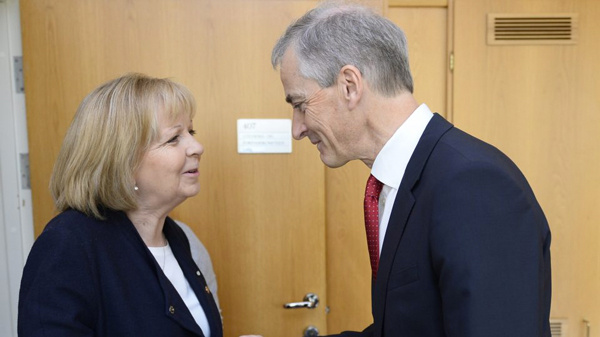 Der Parteivorsitzende der norwegischen Sozialdemokraten und Außenminister a.D. Jonas Gahr Støre begrüsst die NRW Ministerpräsidentin Hannelore Kraft während ihres Besuchs in Norwegen im Parlament. Foto: Land NRW / R. Pfeil