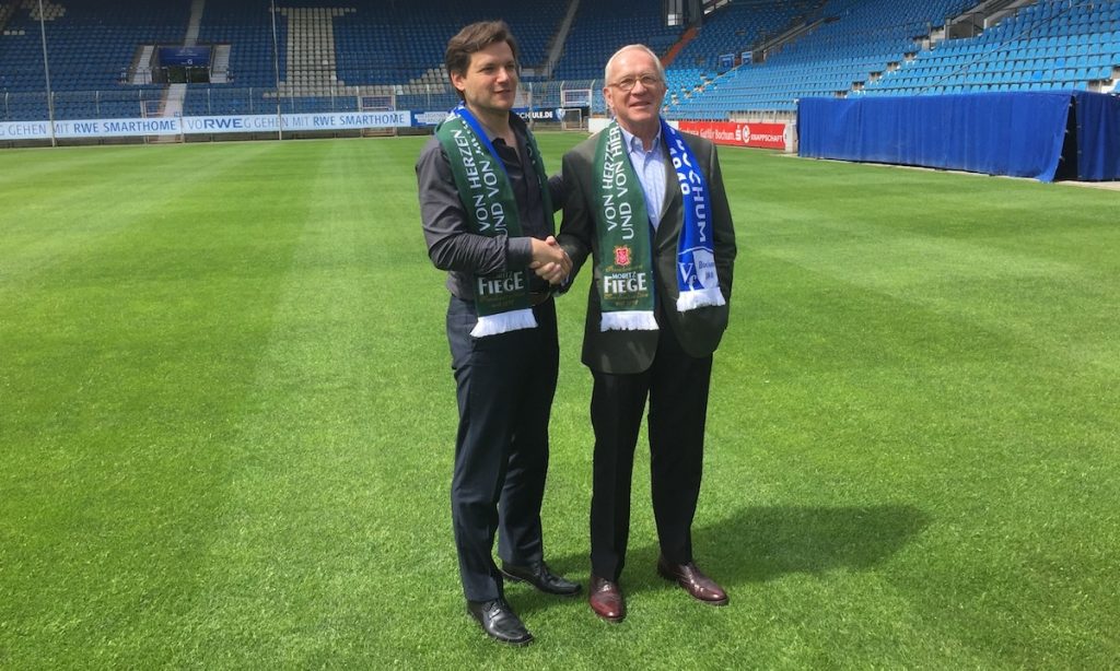 Wilken Engelbracht (Finanzvorstand beim VfL Bochum) und Hugo Fiege (Geschäftsführer Moritz Fiege) nach der Verlängerung der Premium-Partnerschaft bis 2021