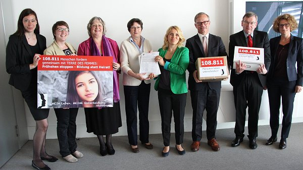 Protest gegen Frühehen. v.l.n.r.: Myria Böhmecke, Monika Michell (Referentinnen zu Gewalt im Namen der Ehre bei TERRE DES FEMMES), Marina Walz-Hildenbrand (Rechtsanwältin), MDn Kienemund (Abteilungsleiterin "Bürgerliches Recht"), Maja Wegener (Fachbereichsleiterin TERRE DES FEMMES), Dr. Wichard (Unterabteilungsleiter "Familienrecht"), Dr. Meyer (Referatsleiter "Familienrecht, Erbrecht"), Dr. Vollmer (Referentin von Dr. Meyer). Foto: © TERRE DES FEMMES