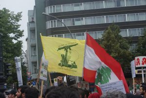 Hezbollah-Flagge auf dem Al-Qud-Tag 2016 in Berlin
