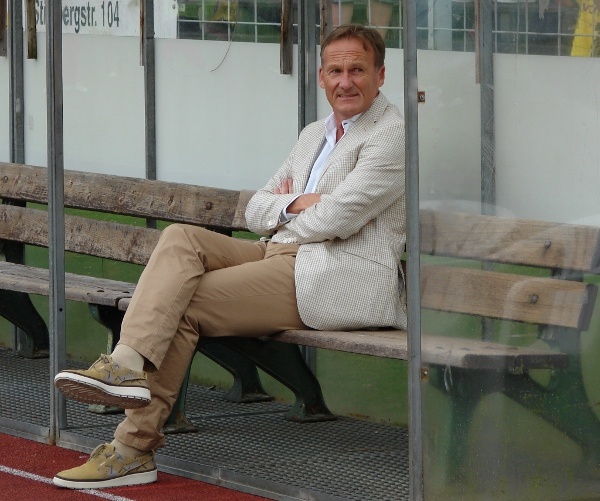 Auch Clubboss Aki Watzke schaute entspannt zu.