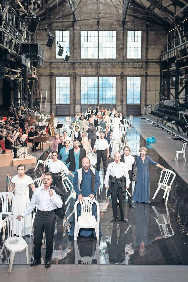 "Alceste" in der Bochumer Jahrhunderthalle Chors MusicAeterna ; Foto: Ruhrtriennale