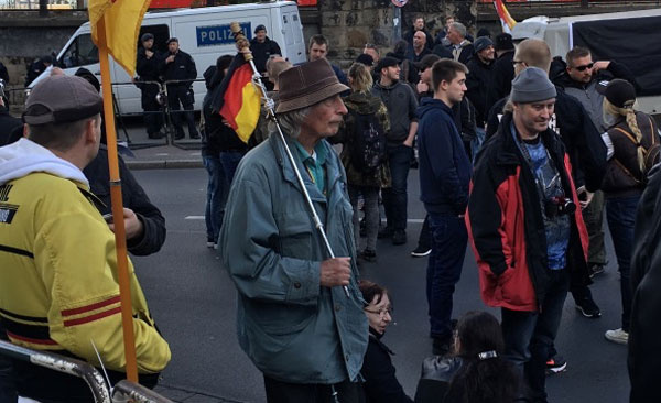 Tatjana Festerling bereitet sich auf ihre Rede vor.