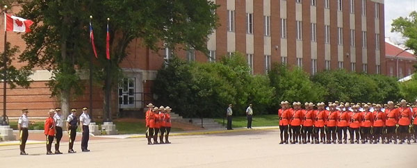 Eine Brigade Chlormounties vor de, belgischen Parlament. Foto: Brian Dell Lizenz: Gemeinfrei 