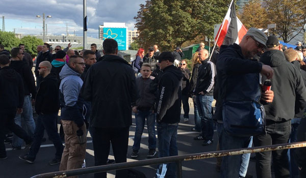 Eine Gruppe von Altgriechschlehrern diskutiert die Bedeutung der Kabenliebe in Platons Symposion. 