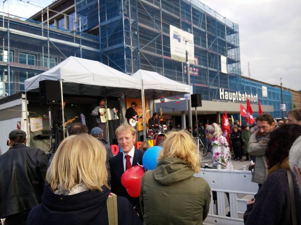 Duispunkt am Tag der Befreiung vor dem Hauptbahnhof (Bild: Mupfl)