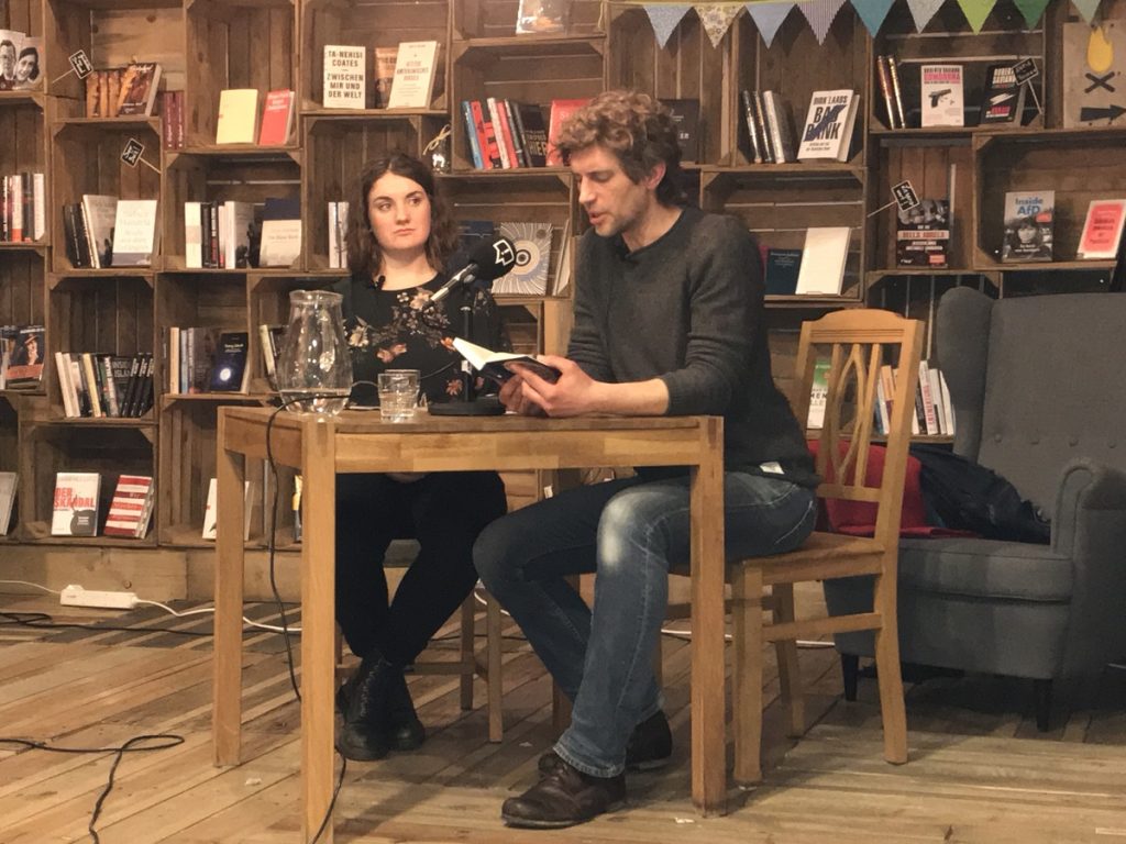 Hanna Wollmeiner (Correctiv Buchladen) und Sascha Pranschke bei der Lesung in Essen