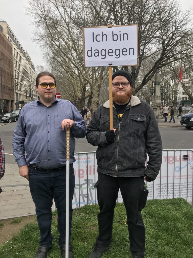 Zwischenstop am Graf-Adolf-Platz:: Sven und Hendrikik; Foto: Peter Ansmann