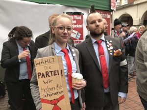 Protest gene die AfD: Maybrit Kellner (Münster) und Andres Kenna aus Recklinghausen; Foto: Peter Ansmann