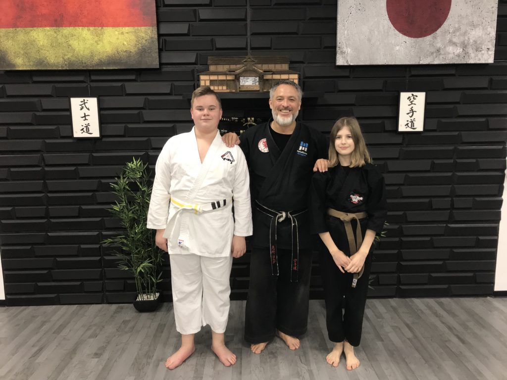 Leon Büning (13), Sensei Jörg Uretschläger und Jana Zoll (12) - Karatekas und Katzenstreichler.