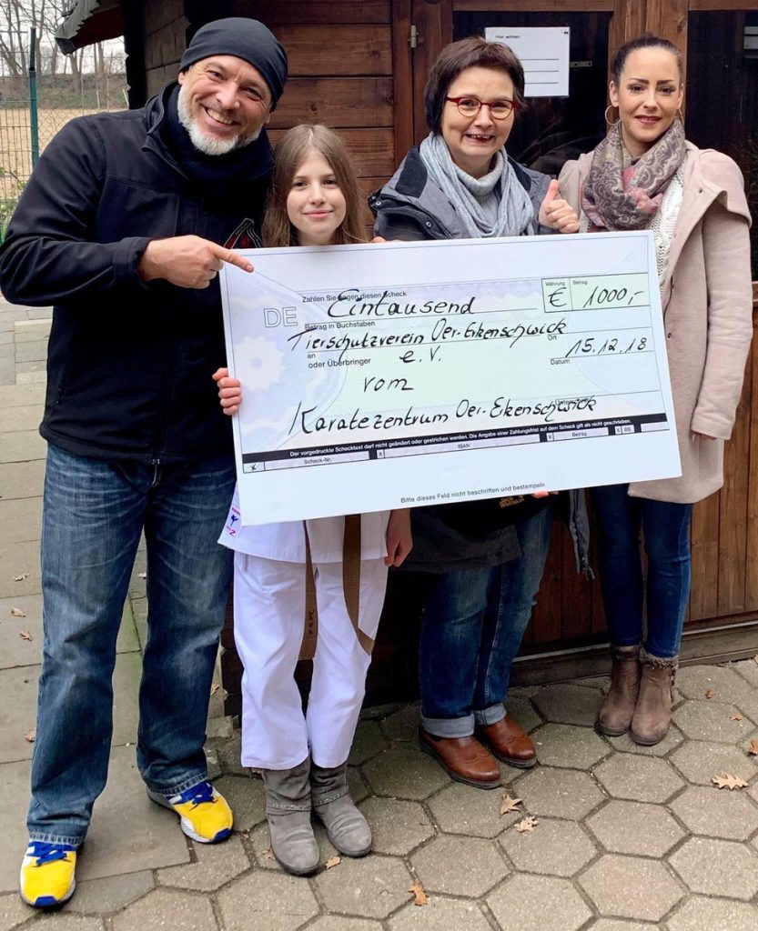 Jörg Uretschläger, Jana Zoll, Ute Brinkmann (Vorsitzende des Tierschutzvereins Oer-Erkenschwick), Sina Soberg: Übergabe der gesammelten Spenden 15. Dezember 2018.