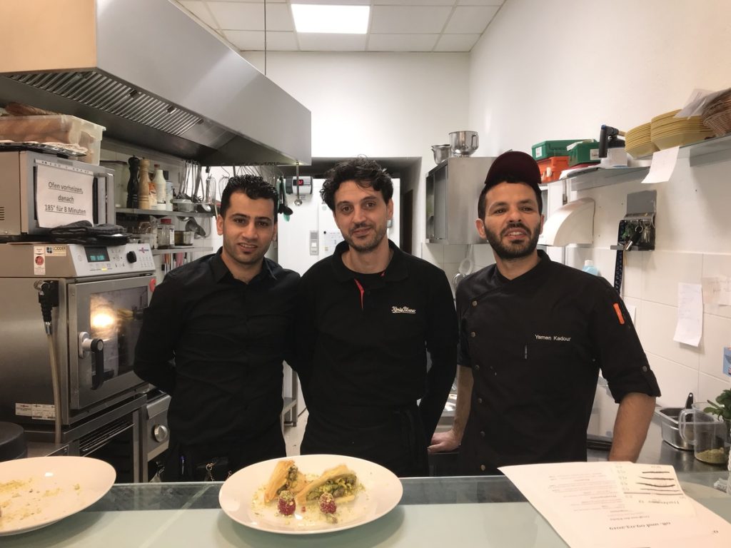 Rabee, Nel (Beide aus Aleppo) und Yamen (Aus Damaskus) sorgen für leckere Speisen im Sham. Foto: Peter Ansmann