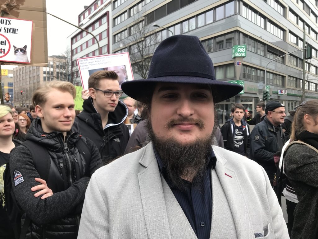 Stimme der Demo: Maurice Aepler; Foto: Peter Ansmann