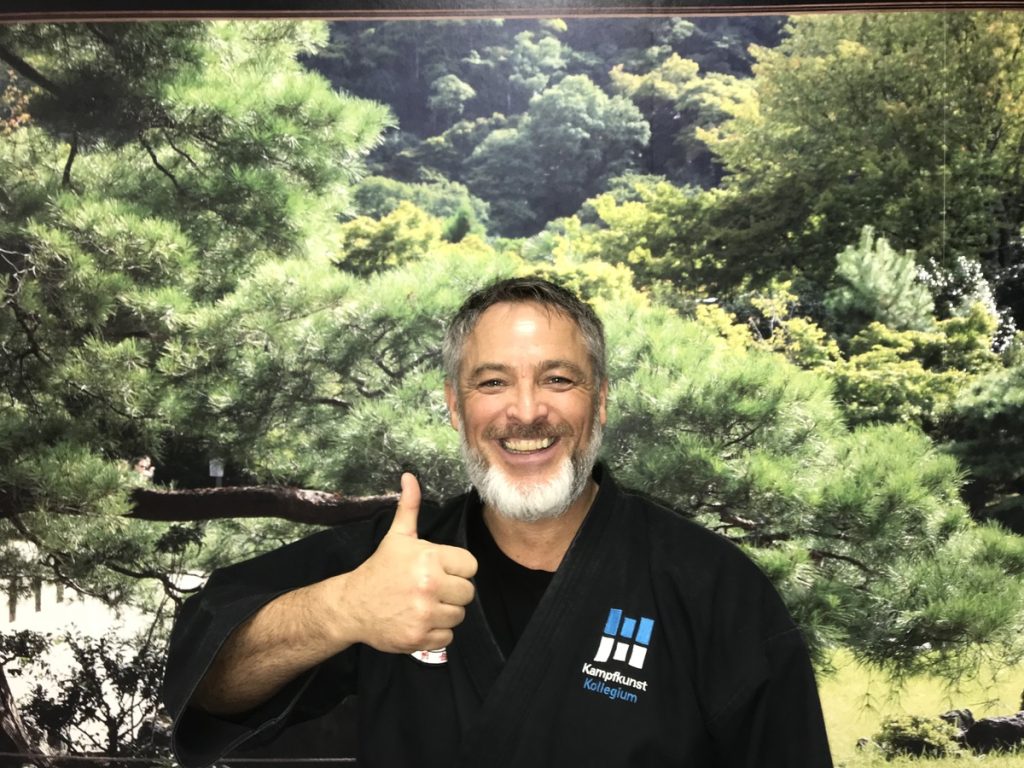 Jörg Uretschläger hat im Dojo Schutzmasken produzieren lassen; Foto: Peter Ansmann