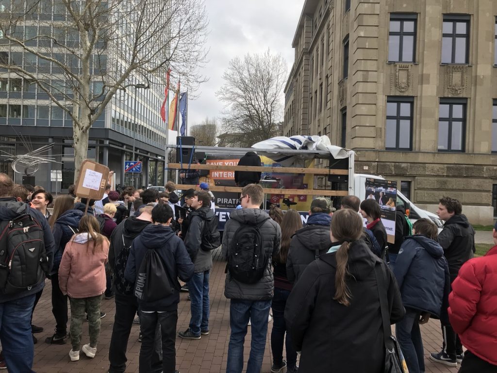 Gute Stimmung: Der Auftaktort der Demo am Mannesmannufer in Düsseldorf; Foto: Peter Ansmann