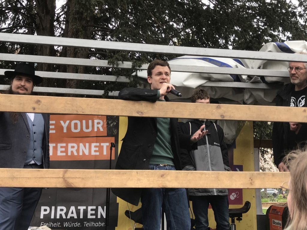 Zwischenstop am Schadowplatz: Alex äußert sich zur umstrittenen Reform; Foto: Peter Ansmann