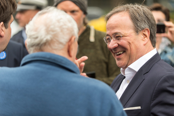 Wahlkampf scheint Spaß zu machen: Armin Laschet in Bochum (Foto: Roland W. Waniek)