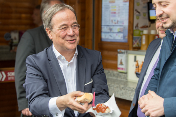 Daran kommt in Bochum kein Politiker vorbei: Vor seinem Auftritt pilgert auch Armin Laschet zu Dönninghaus (Foto: Roland W. Waniek)