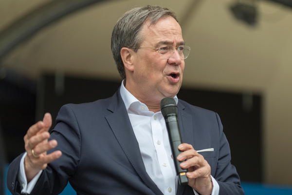 NRW-Ministerpräsident Armin Laschet wahlkämpft für Europa in Bochum (Foto: Roland W. Waniek)