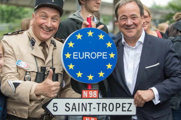 Armin Laschet (re.) wahlkämpft für Europa in Bochum (Foto: Roland W. Waniek)