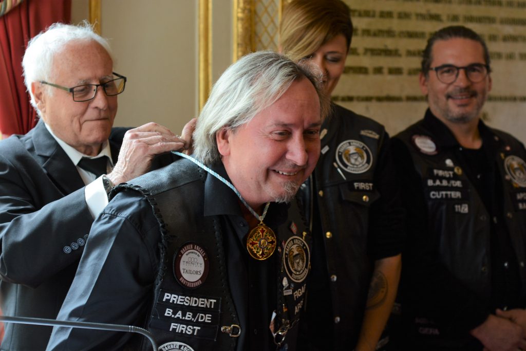 Claus Niedermaier erhält die Goldmedaille am Bande vom "Grand Prix Humanitaire de France"; Foto: Christoph Schneider