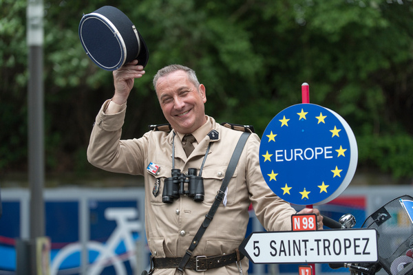 Ein Exot unter den ganzen Polizisten und Bodyguards: Ein sympathischer Luis-de-Funès-Impersonator weist den Weg zur Sonne (Foto: Roland W. Waniek)