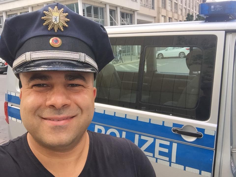 Besuch in Berlin: Arye, unterwegs mit der Berliner Polizei; Foto: Privat