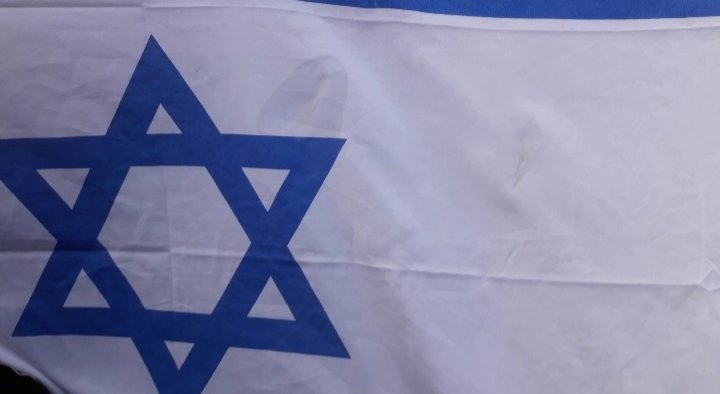 Die bespuckte Israelflagge; Foto: Rheinisches antifaschistisches Bündnis gegen Antisemitismus