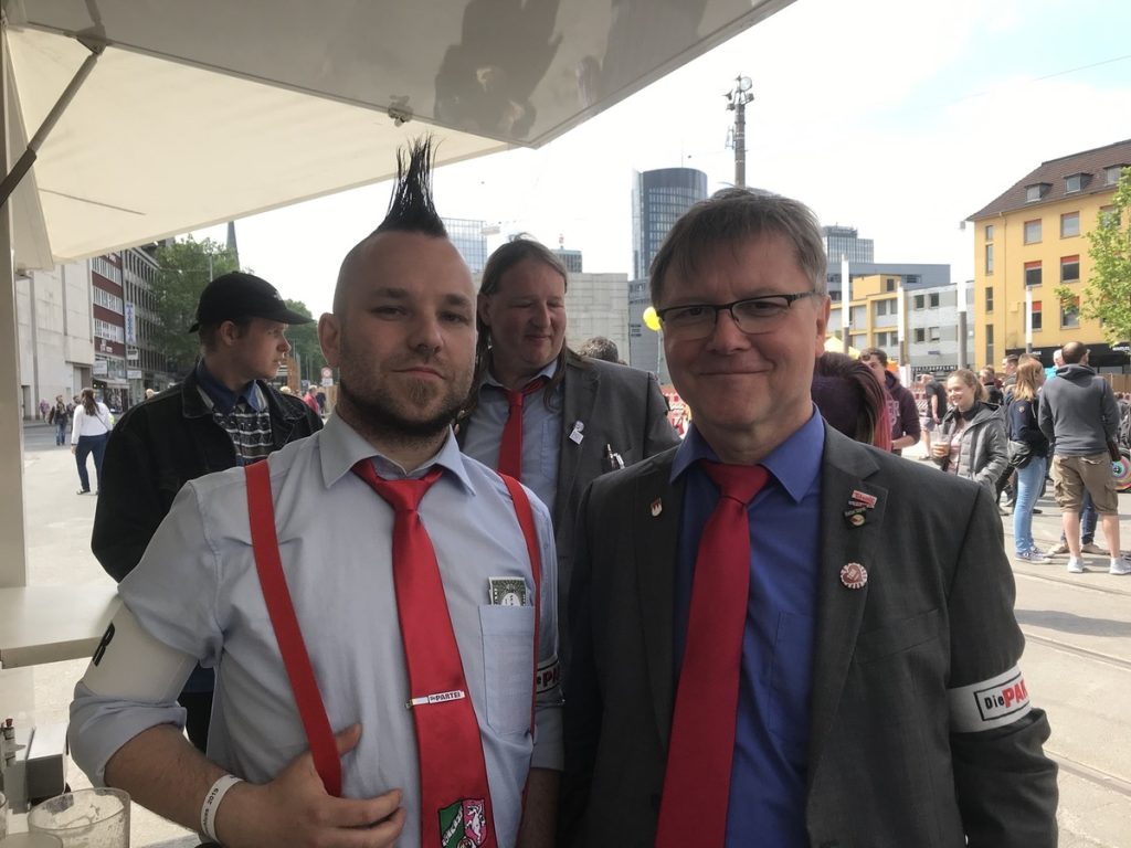 Andreas Kemna (DIE PARTEI Recklinghausen) neben dem Generalsekretär der PARTEI und Namensgeber der Hintnerjugend, Thomas Hintner; Foto: Peter Ansmann