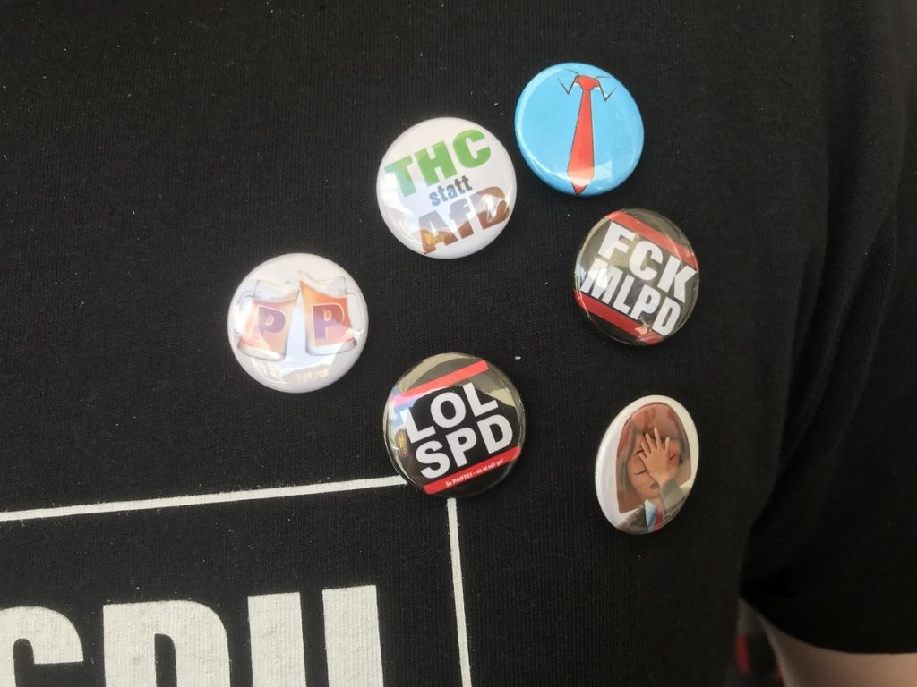 FCK MLPD / LOL SPD / THC statt AFD: Klare Ansagen eines PARTEI-Genossen; Foto: Peter Ansmann