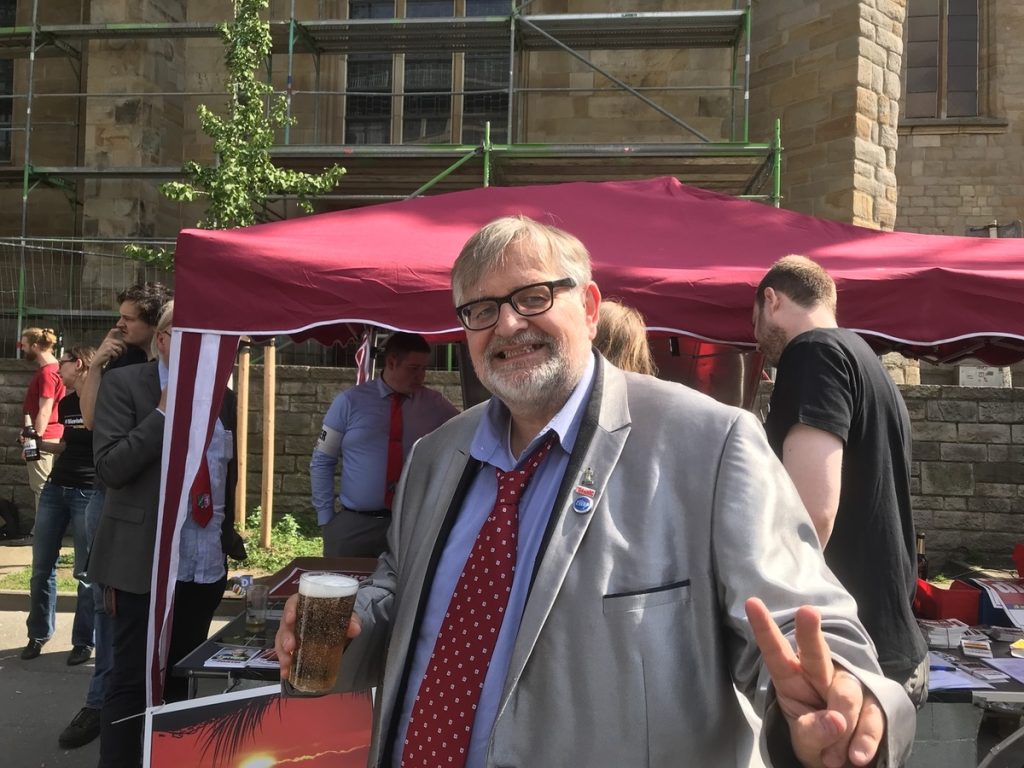 Arbeitet aktiv an der Instandsetzung des Hauptbahnhofs in Duisburg mit: Matthias Eidens (DIE PARTEI Duisburg); Foto: Peter Ansmann