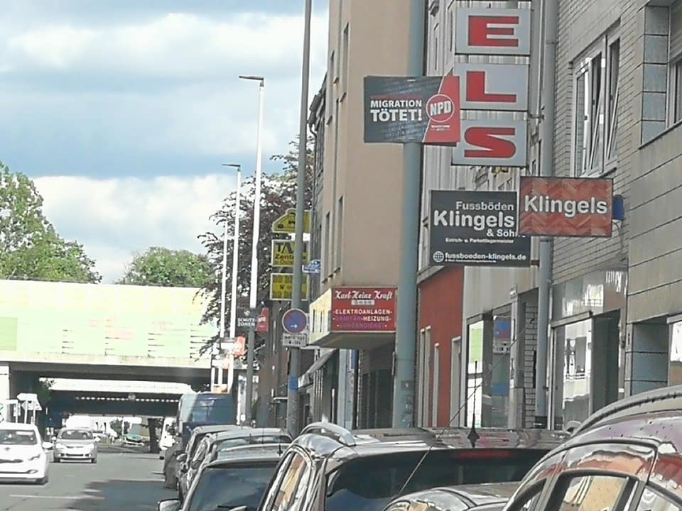 Kein schöner Anblick: Ein NPD-Plakat im Schlenk!