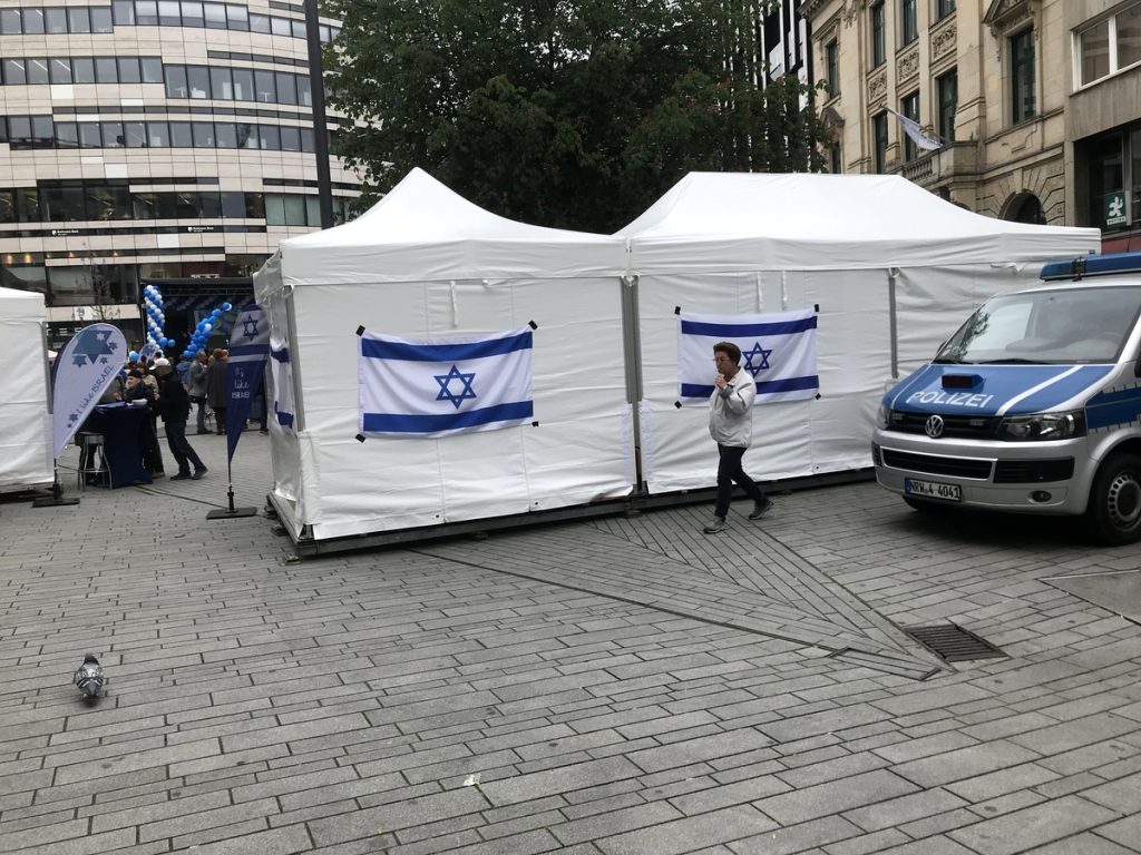 Am Schadowplatz: In Düsseldorf wird, im Gegensatz zu Duisburg, die israelische Flagge von der Polizei geschützt; Foto: Peter Ansmann